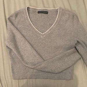 Long sleeve cropped Brandy Melville sweater long sleeve, it’s one size